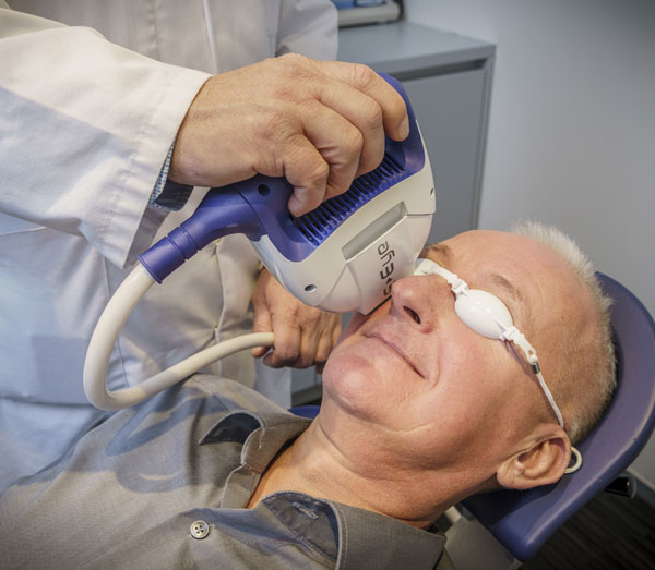 Een man die lichttherapie ondergaat.