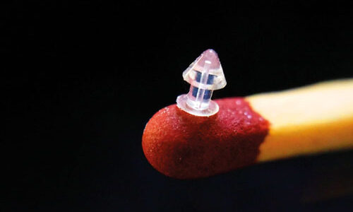 Een close-up van een punctum plug op een lucifer.